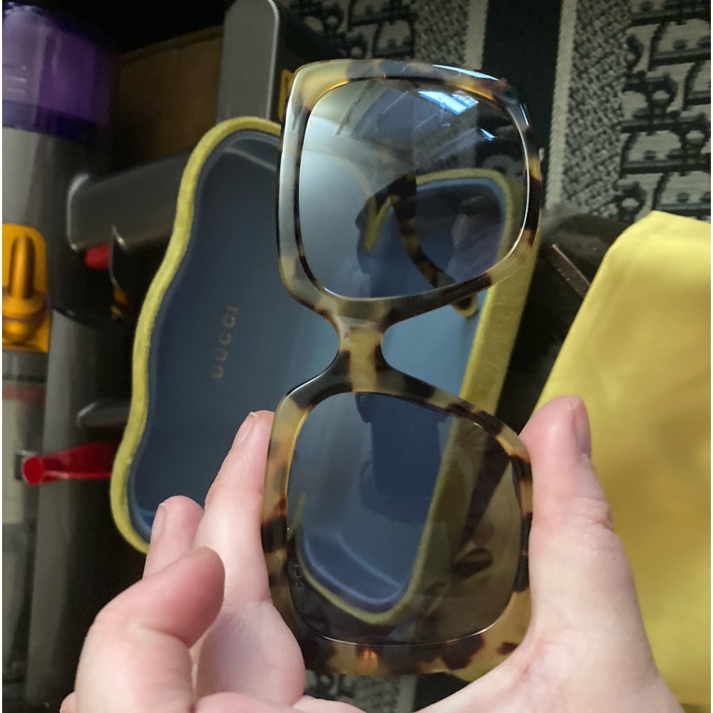 Tortoise Gucci Sunnies with Crystal Gucci written on both sides, brand new - Picture 2 of 11